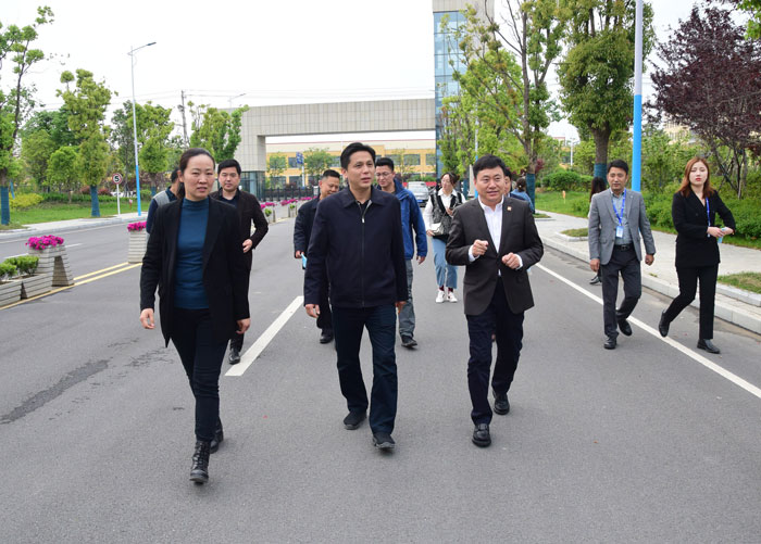 4月20日下午，团省委副书记、省青联主席杨正，带领团省委有关部室的负责同志，深入到尊龙凯时集团装配式建筑产业基地，对企业疫情防控和复工复产情况进行检查调研。.jpg