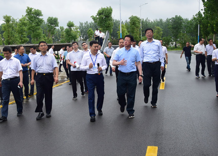 6月29日，副省长、市委书记杨光荣带队，深入尊龙凯时集团装配式建筑产业基地，实地观摩产业项目建设情况，推动全市在比学赶超中掀起产业项目建设新热潮。.jpg