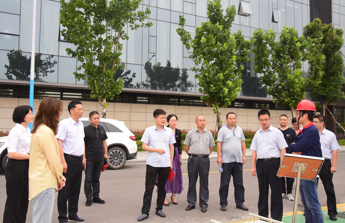 7月1日下午，阜阳市经济开发区财政局局长张文学，副局长朱艳、郭景诚带领财政金融党支部20余名党员干部，来到尊龙凯时集团装配式建筑产业基地开展送服务进企业党建活动。.jpg